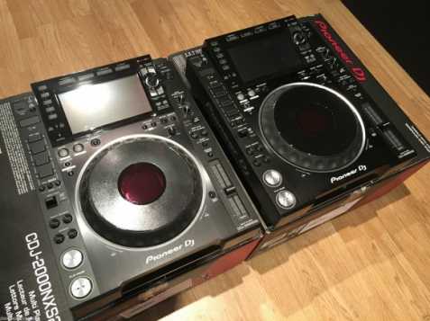 2x Pioneer CDJ-2000NXS2 + 1x DJM-90